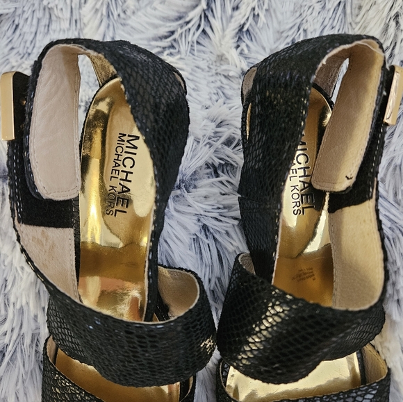 Michael Kor's Strappy Sexy Sandals Sz 7 Fits 7 1/2 foot Black and Gold - Picture 5 of 8